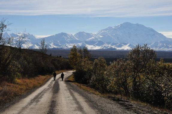Caminhando um pouco no parque e aproveitando a vista magnífica do Denali National Park, no Alaska